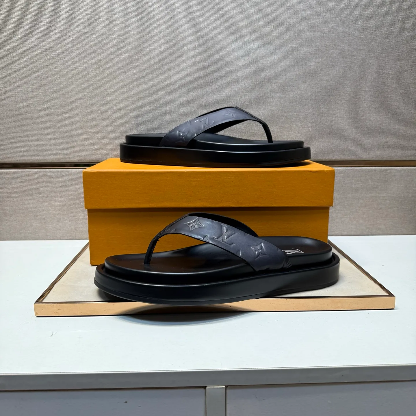 ⬛️Men's shoes 💰p400 [LV～] Men's casual slippers 2025z cabinet sales simultaneously 🔶Size: 39-44#️⃣ 🔷4 colors🔜The upper is made of cowhide stitching➕Genuine leather lining, comfortable and breathable, sole: original comfortable and wear-resistant outsole, ⚠️Real 📱Photographed🎬The real thing is better📢📢📢